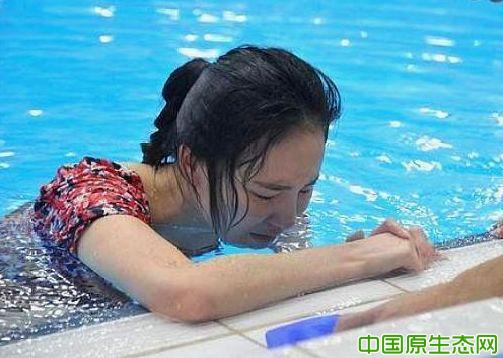 23岁的她比赛遭遇生理期依然勇夺世界冠军赛后痛的被抱下场