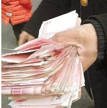 19万元现金散落街头,结果让人震惊