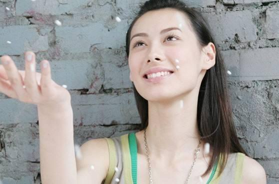 当时爆出新闻时,李泽楷对外还是有正牌女友的,29岁中英混血硕士罗爱欣