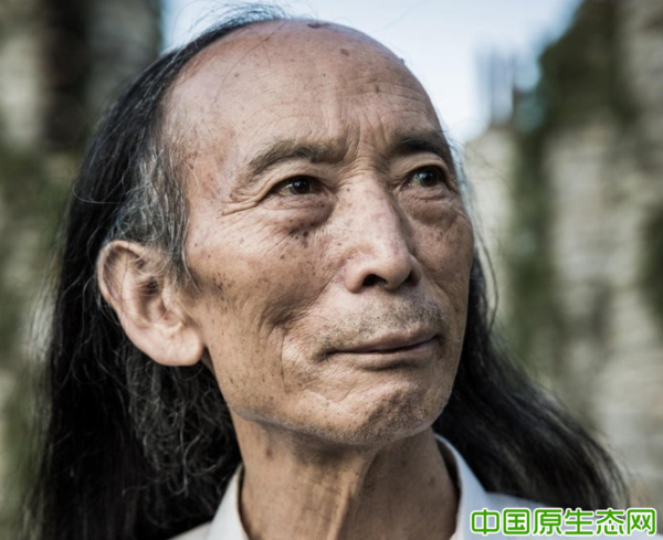 大学老师逃离城市躲入大山,花二十年建立原生态城堡,从此再也没有出去